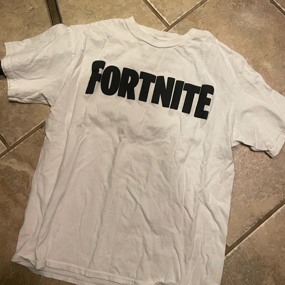 ⚡️3/$21 Fortnite tshirt -SzL - Picture 1 of 3